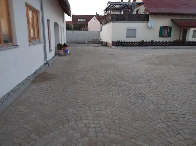 Natursteinpflaster im Segmentbogen