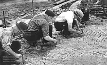 Natursteinpflaster im Segmentbogen, historische Aufnahme um 1929