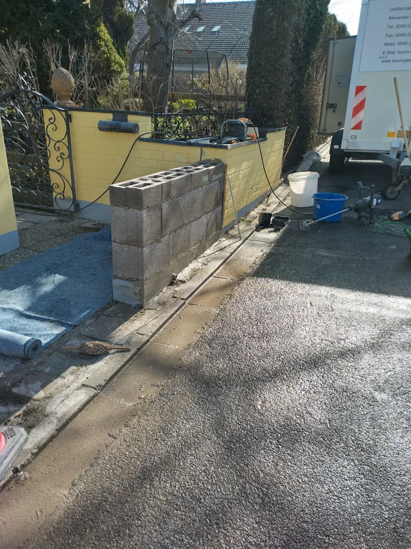 Mauer aus Beton, Ziegel und Kalkstein