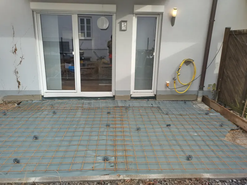 Betonbodenplatte für eine Terrasse mit Keramikplatten