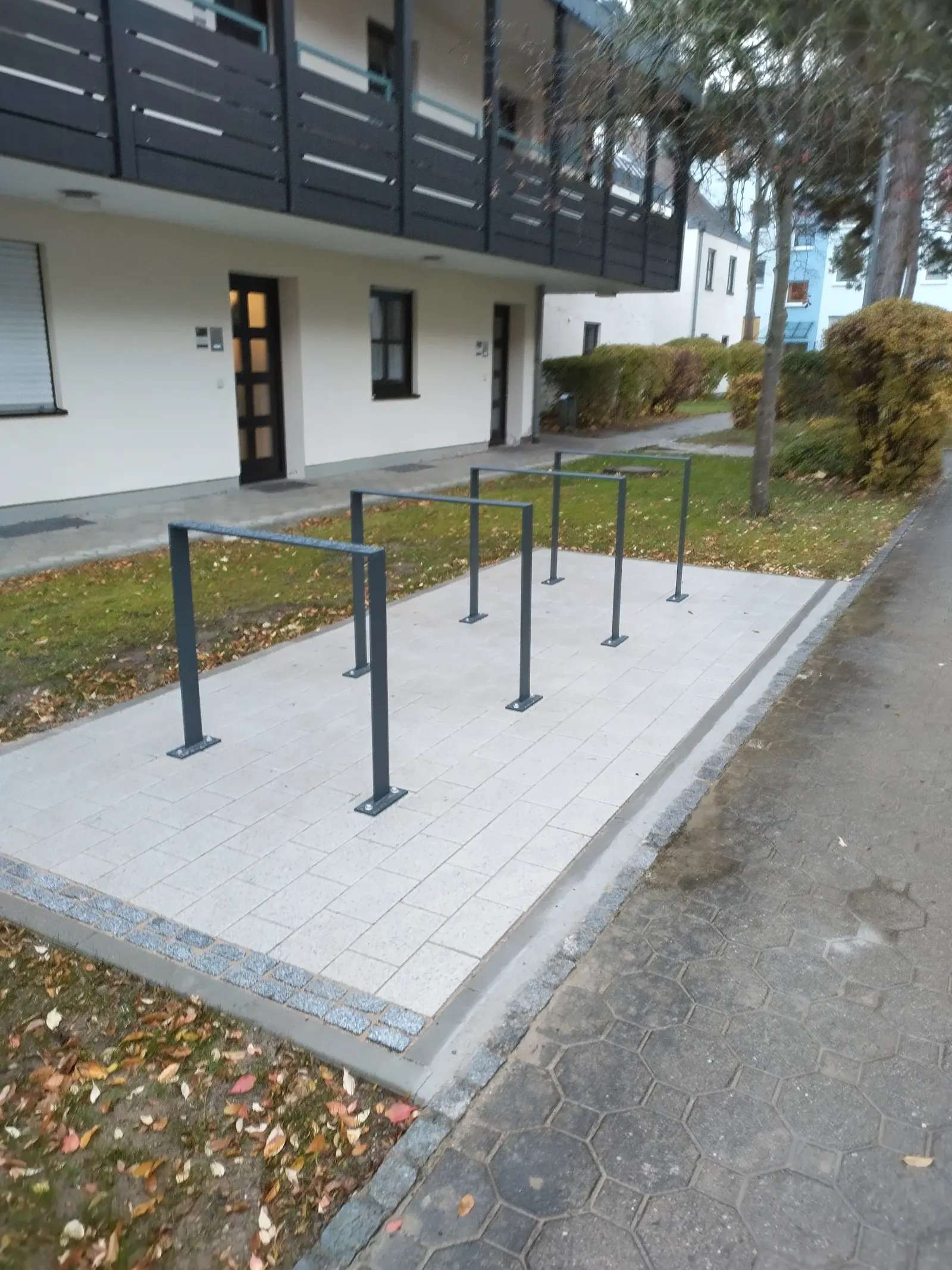 Beton- und Natursteinpflaster mit Fahrradbügeln